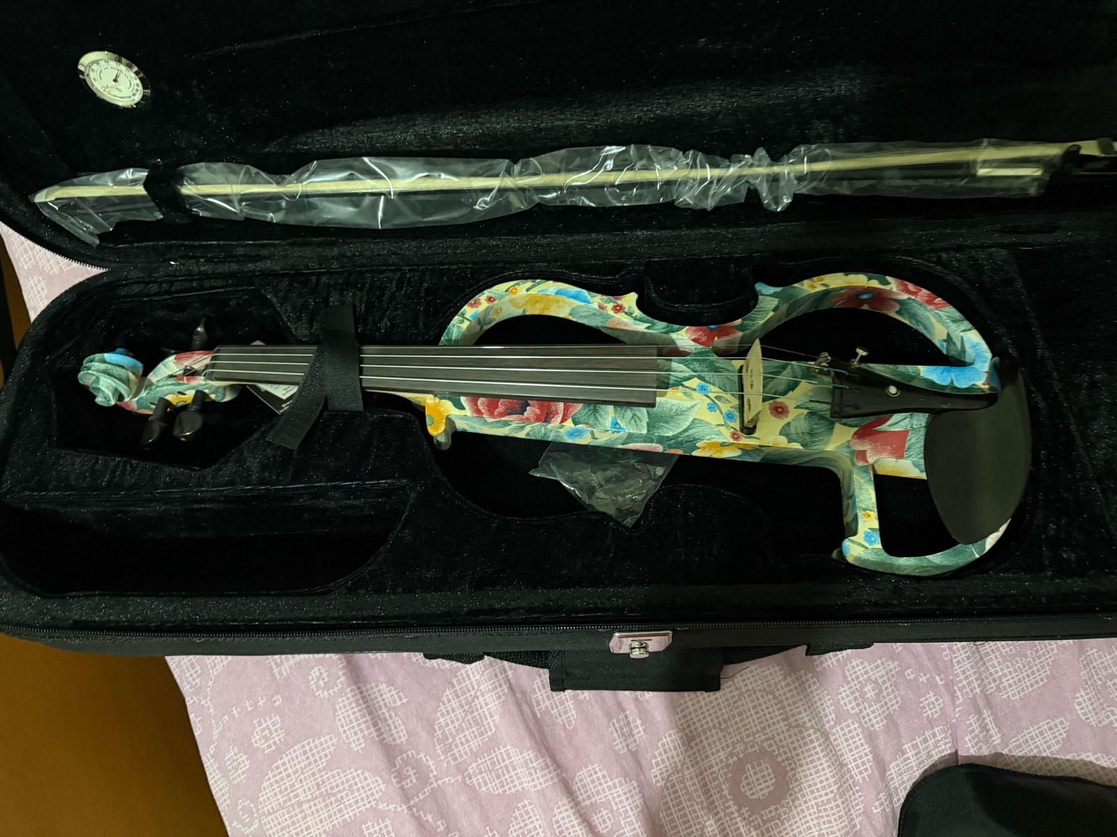my boyfriend surprised me with this floral violin for my bday and it's honestly the prettiest thing i own… tiny problem: i have ZERO clue how to play lol. do i actually learn or just let it live as the prettiest shelf decor ever 😭