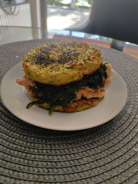 broccoli-based buns, chia seeds on top, grilled chicken and sauteed spinach inside. no bread, no guilt lol. it actually held together and tasted way better than it has any right to. would you try a veggie bun or is that a crime 😅