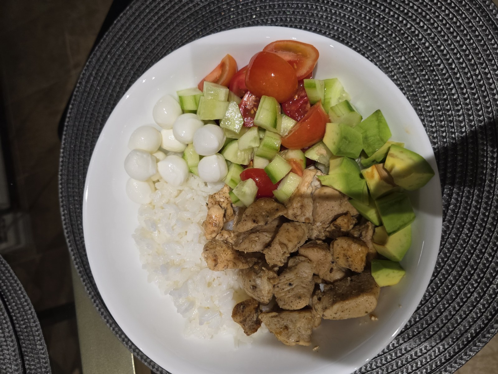 actually cooked instead of ordering out and honestly?? kinda proud of myself 😌 chicken, rice, avocado, cucumber, tomato and those little mozzarella pearls. simple but it hits every single time. drop your go-to easy protein bowl combos, i need new ideas 🍚