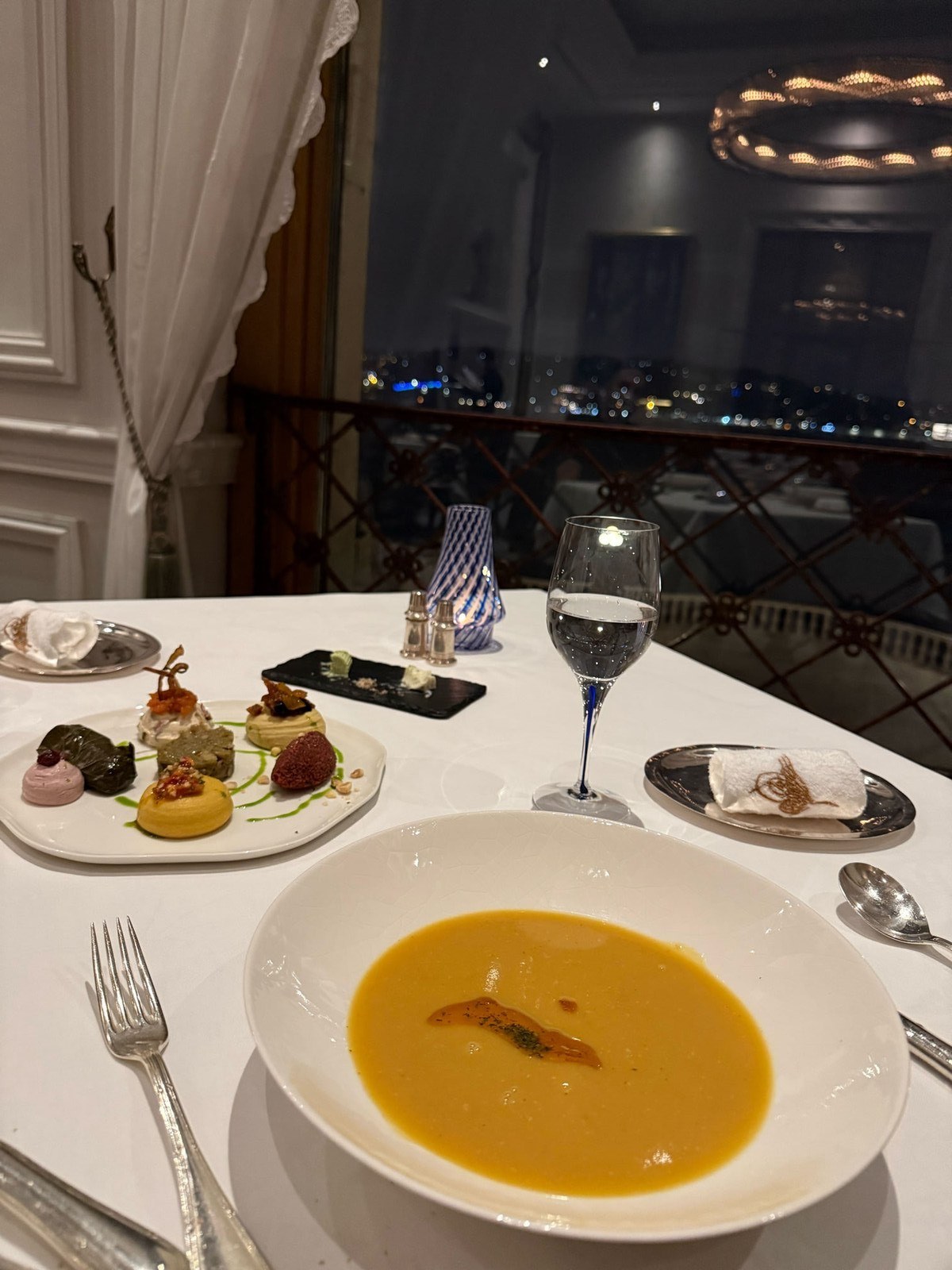 course after course with THIS view 🌃✨ the pumpkin soup, the little tasting plate, all of it felt unreal. i genuinely didn't know what half of it was but it was incredible. when's the last time someone spoiled you like this?? swipe for the tasting plate